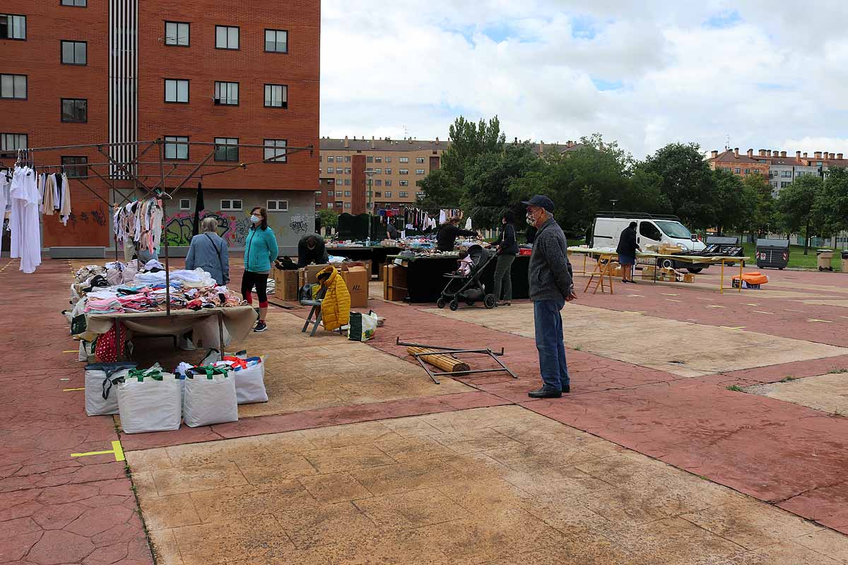 Fotos: Vuelven los mercadillos ambulantes a Burgos con menos puestos de los esperados y poco movimiento de clientes