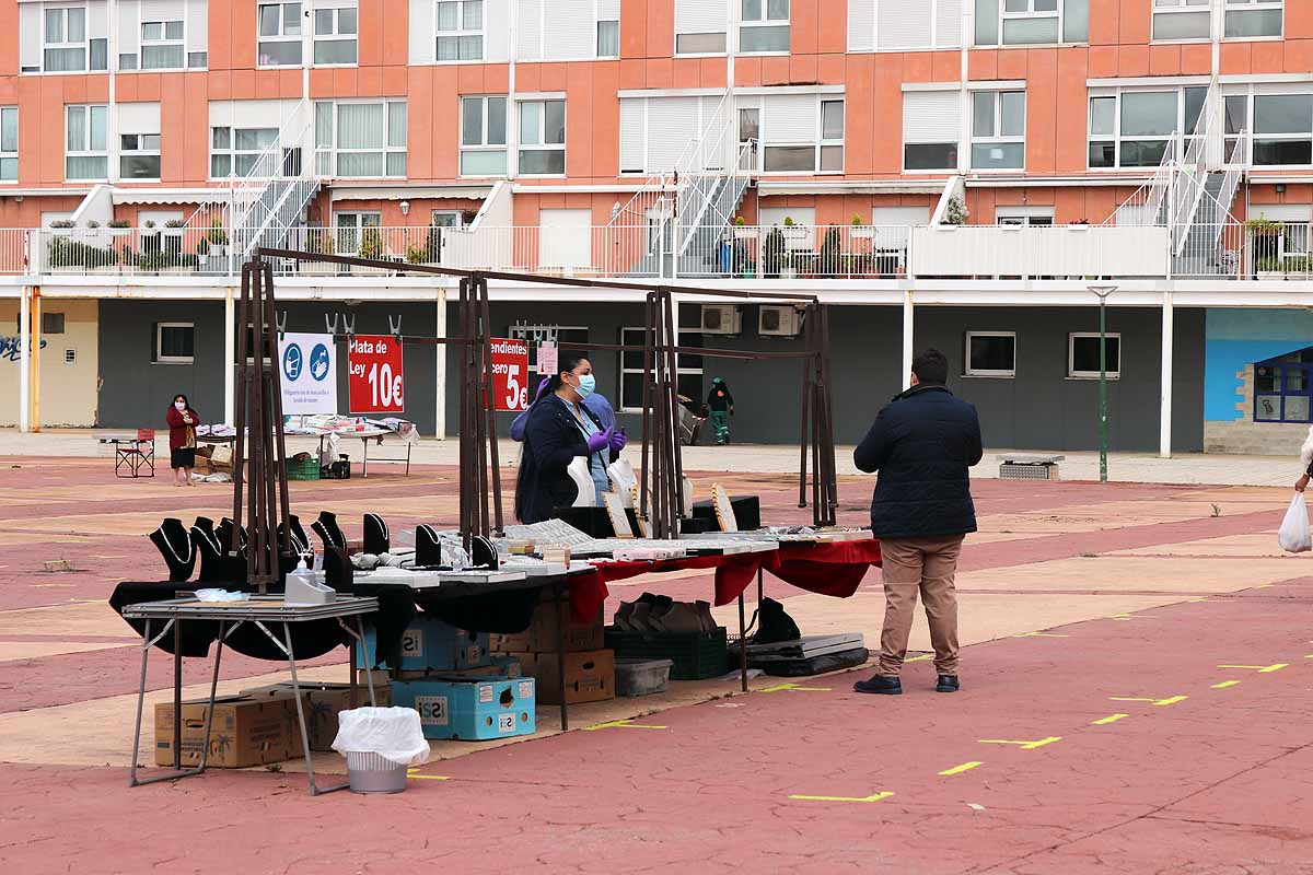 Fotos: Vuelven los mercadillos ambulantes a Burgos con menos puestos de los esperados y poco movimiento de clientes