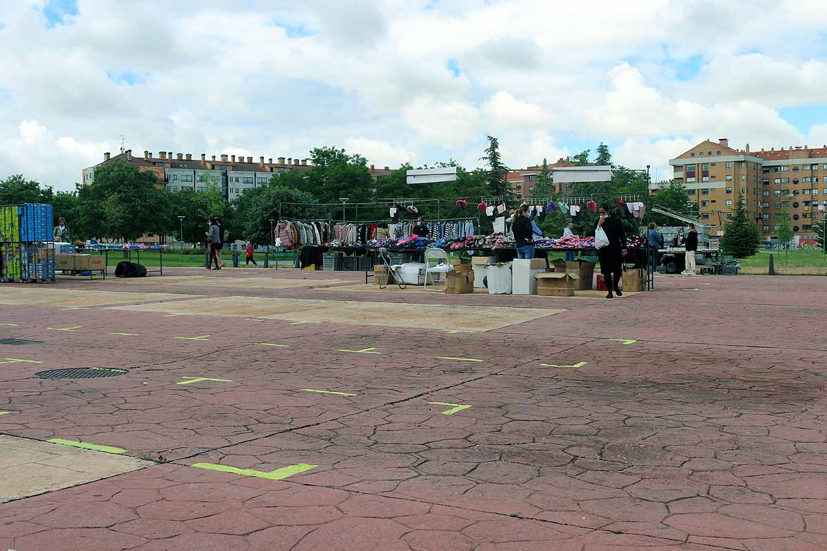Fotos: Vuelven los mercadillos ambulantes a Burgos con menos puestos de los esperados y poco movimiento de clientes