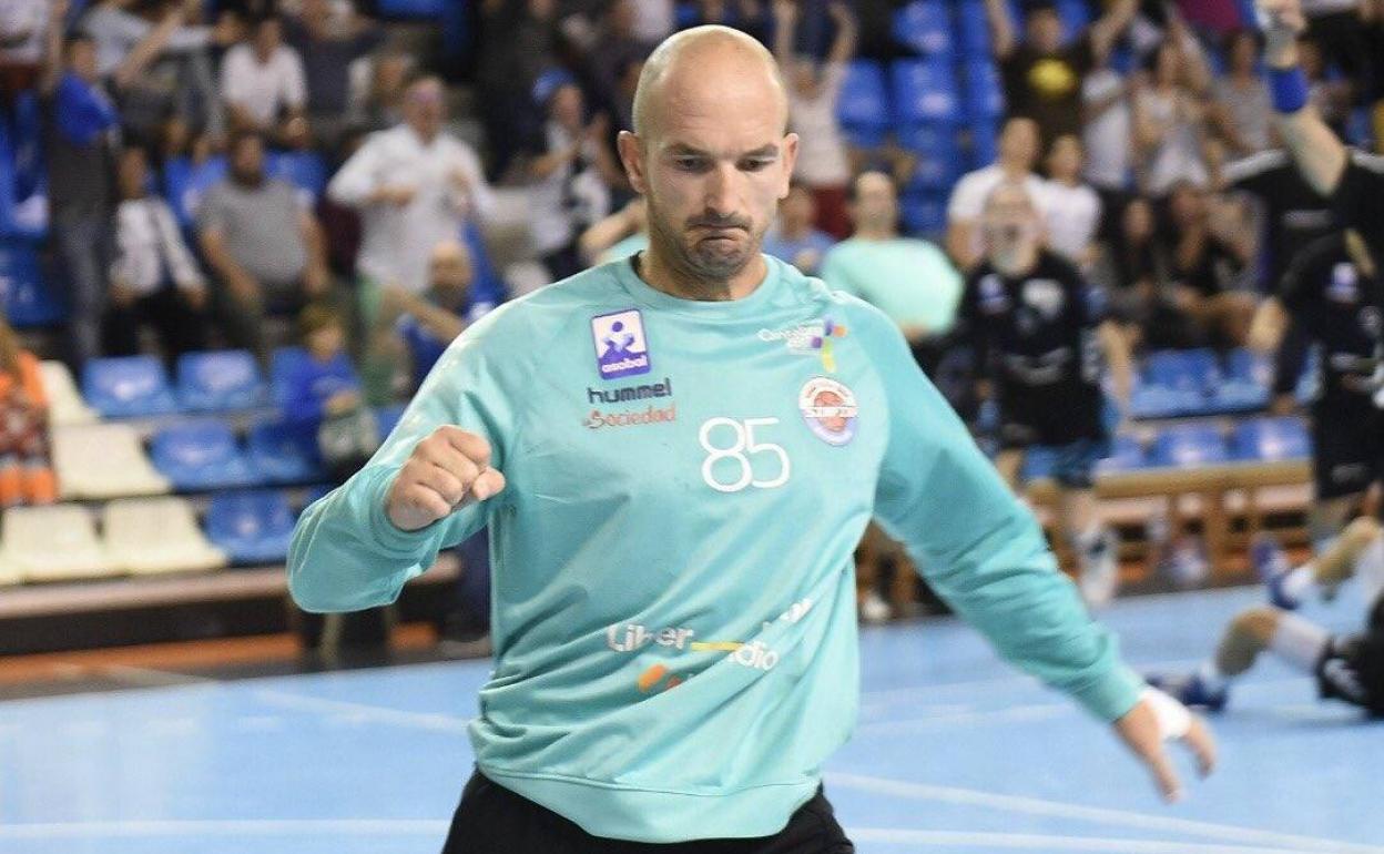 El internacional Mile Mijuskovic cierra la portería del UBU San Pablo