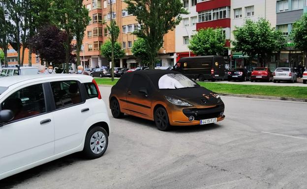 Vehículo completamente cubierto de carbonilla tras salir del aparcamiento. 