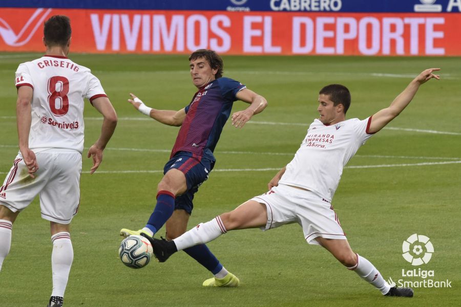 Fotos: El Mirandés da la sorpresa en Huesca