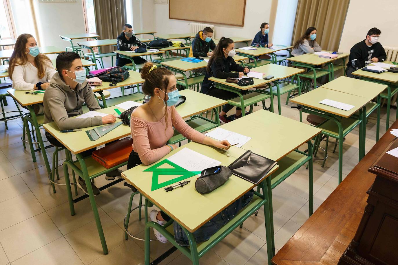 Fotos: Mascarillas, geles y distanciamiento: nuevos aliados en la extraña vuelta a las aulas de los alumnos burgaleses