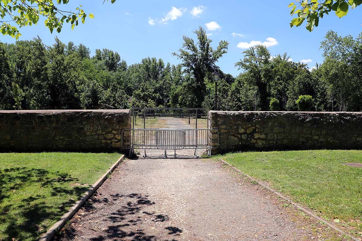 El recinto de El Parral permanece cerrado, al igual que el monasterio de las Huelgas | Hasta estos puntos se han acercado muchos burgaleses hoy para sacar una foto «histórica» mientras que la tradicional jira por El Parral tendrá que esperar un año más. 