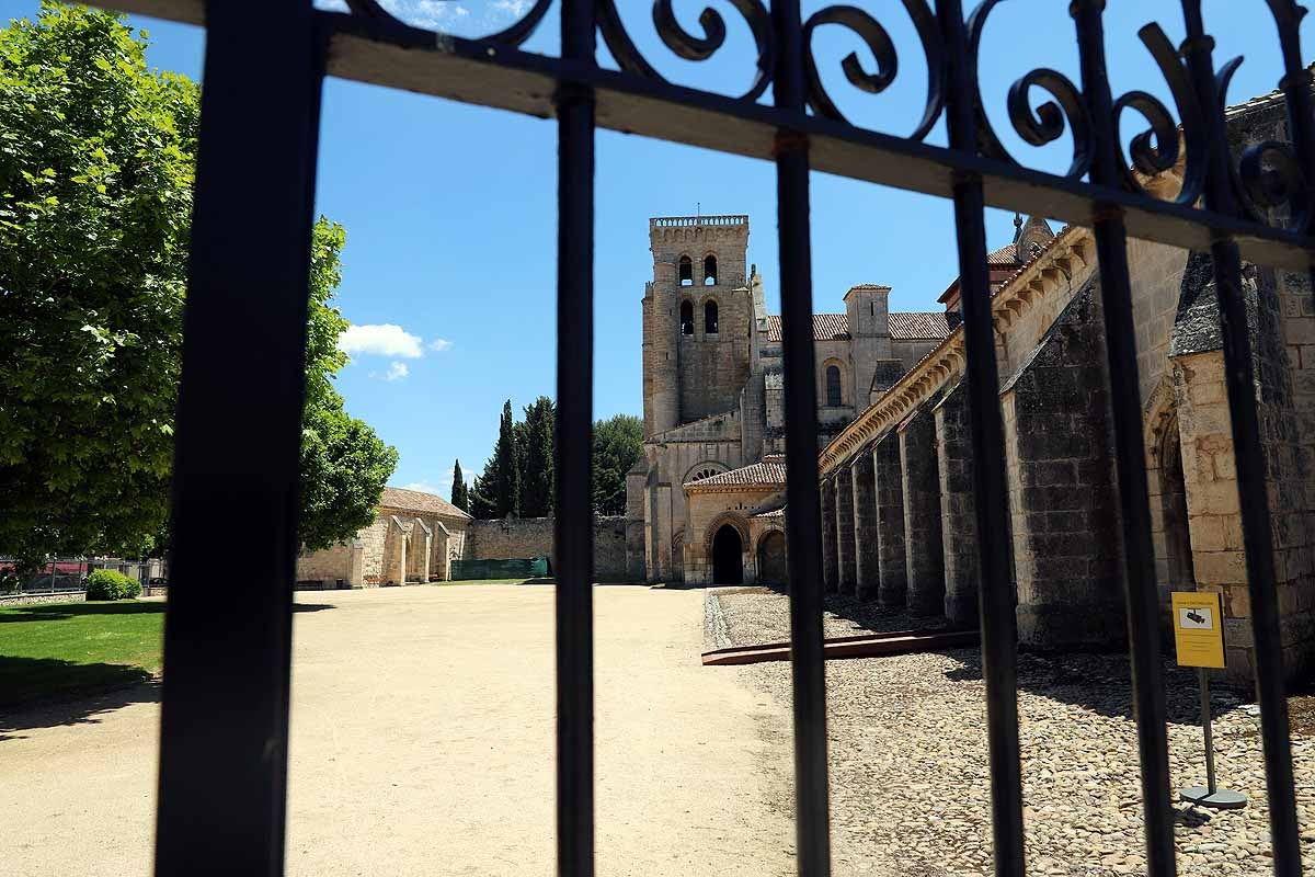 El recinto de El Parral permanece cerrado, al igual que el monasterio de las Huelgas | Hasta estos puntos se han acercado muchos burgaleses hoy para sacar una foto «histórica» mientras que la tradicional jira por El Parral tendrá que esperar un año más. 