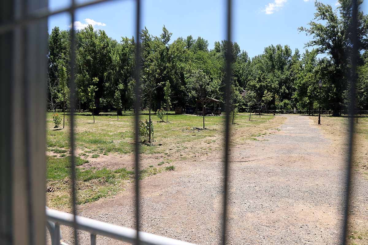 El recinto de El Parral permanece cerrado, al igual que el monasterio de las Huelgas | Hasta estos puntos se han acercado muchos burgaleses hoy para sacar una foto «histórica» mientras que la tradicional jira por El Parral tendrá que esperar un año más. 