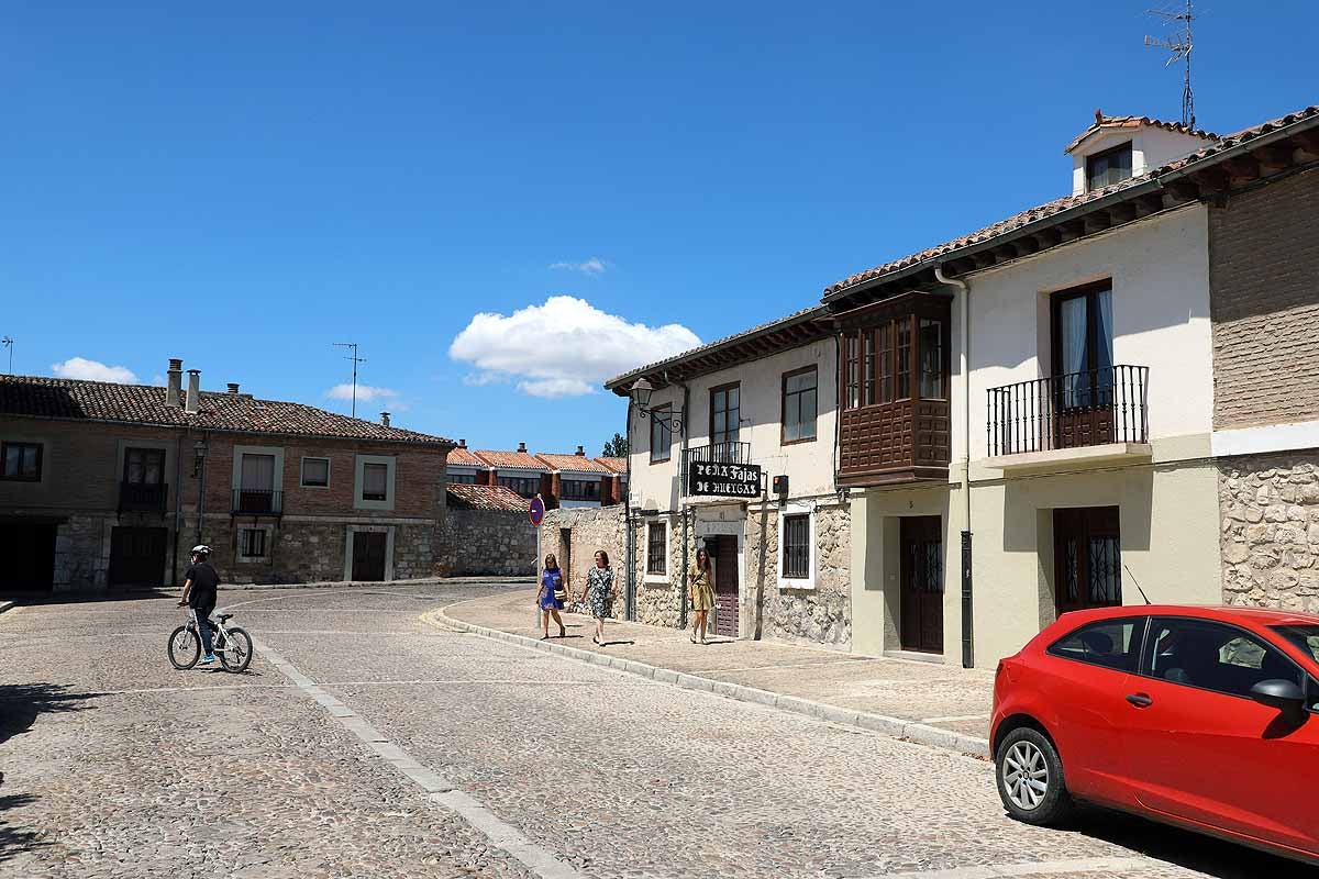 El recinto de El Parral permanece cerrado, al igual que el monasterio de las Huelgas | Hasta estos puntos se han acercado muchos burgaleses hoy para sacar una foto «histórica» mientras que la tradicional jira por El Parral tendrá que esperar un año más. 