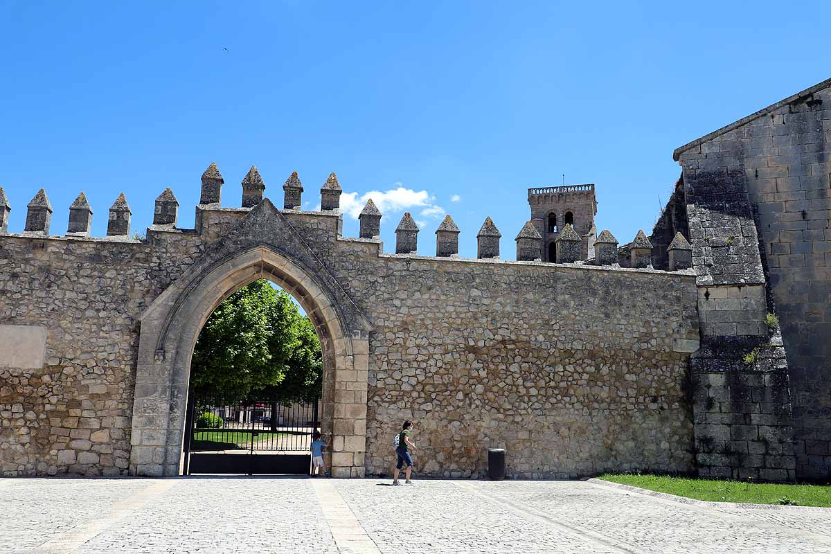 El recinto de El Parral permanece cerrado, al igual que el monasterio de las Huelgas | Hasta estos puntos se han acercado muchos burgaleses hoy para sacar una foto «histórica» mientras que la tradicional jira por El Parral tendrá que esperar un año más. 