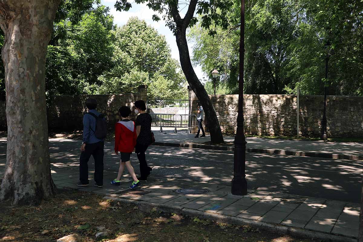 El recinto de El Parral permanece cerrado, al igual que el monasterio de las Huelgas | Hasta estos puntos se han acercado muchos burgaleses hoy para sacar una foto «histórica» mientras que la tradicional jira por El Parral tendrá que esperar un año más. 