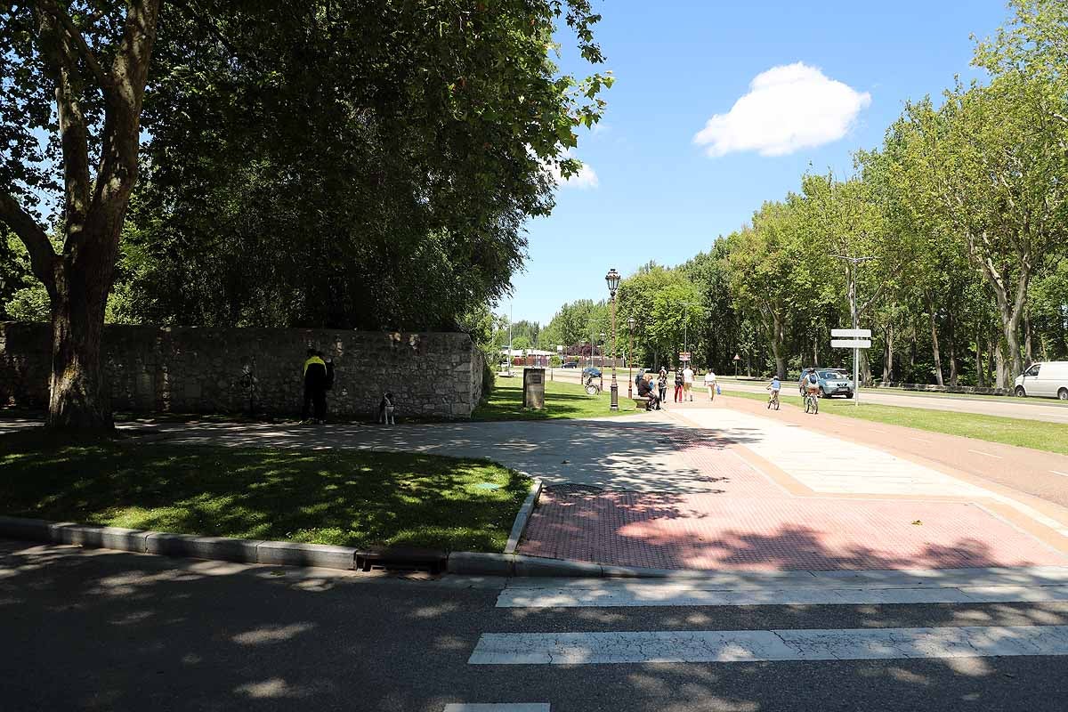 El recinto de El Parral permanece cerrado, al igual que el monasterio de las Huelgas | Hasta estos puntos se han acercado muchos burgaleses hoy para sacar una foto «histórica» mientras que la tradicional jira por El Parral tendrá que esperar un año más. 