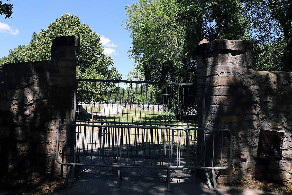 El recinto de El Parral permanece cerrado, al igual que el monasterio de las Huelgas | Hasta estos puntos se han acercado muchos burgaleses hoy para sacar una foto «histórica» mientras que la tradicional jira por El Parral tendrá que esperar un año más. 