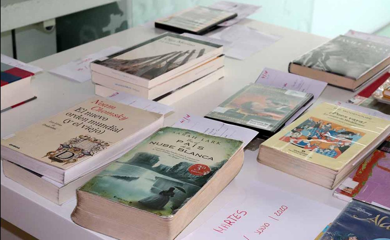 Los libros solicitados en préstamos se preparan para cuando llega el usuario poder entregárselos.