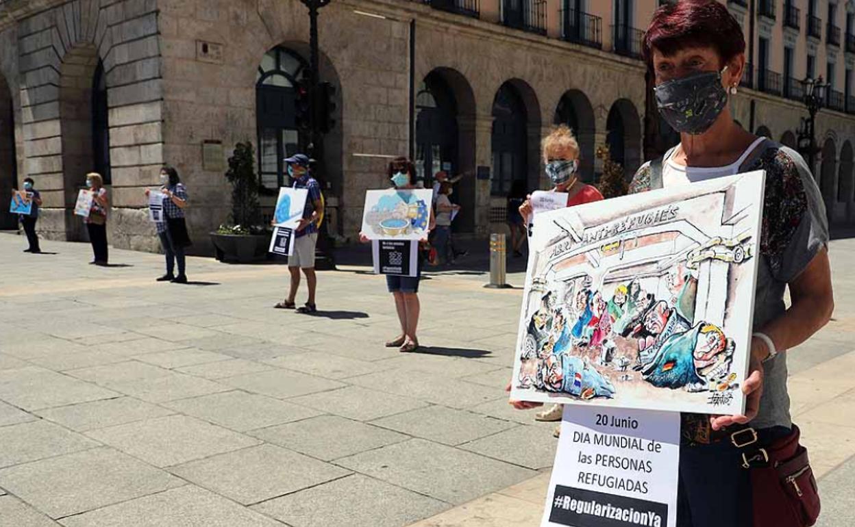 Museo humano en las calles de Burgos pidiendo la regularización inmediata de migrantes y refugiados.