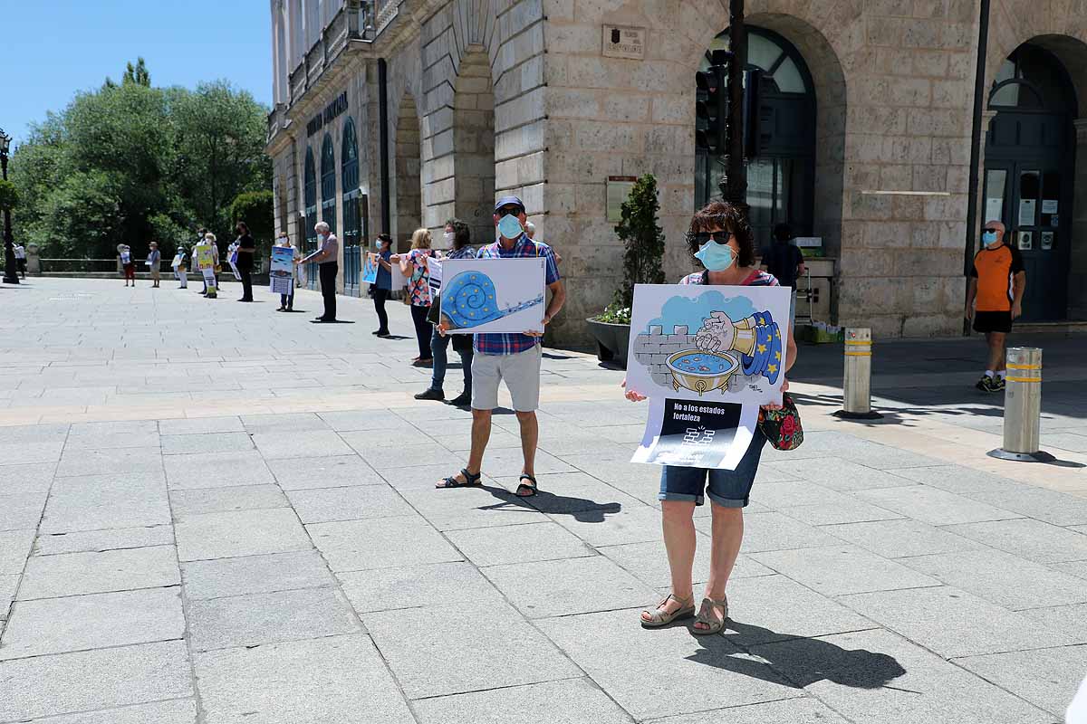 Más de 60 personas se han unido en una cadena humana, en la que se ha respetado el distanciamiento social, portando carteles de denuncia con la situación de las personas migrantes y refugiadas que llegan a Europa y el trato que se les da. Desde la plaza del Cid y hasta la plaza Mayor, los burgaleses se han unido demanda una regularización urgente de su situación. 