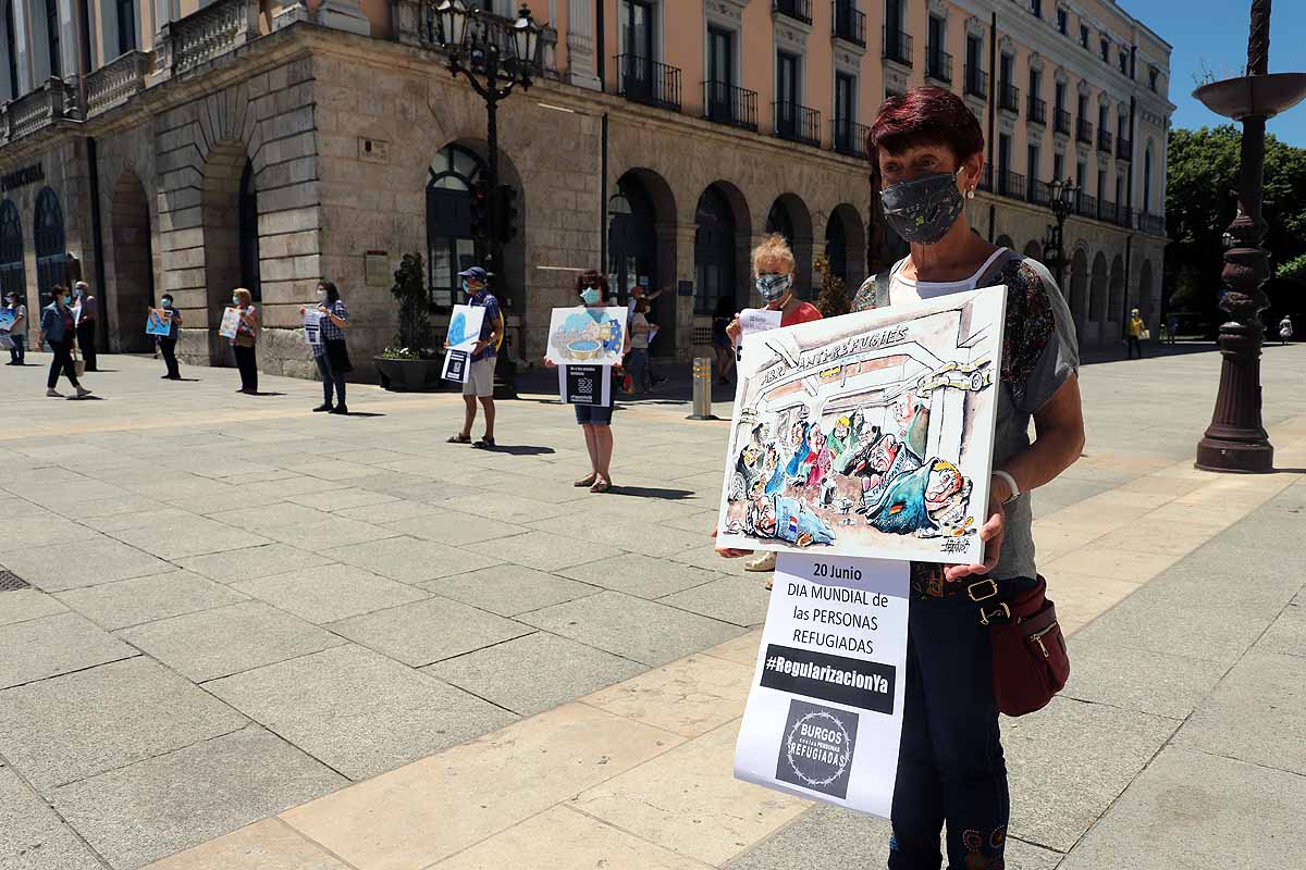 Más de 60 personas se han unido en una cadena humana, en la que se ha respetado el distanciamiento social, portando carteles de denuncia con la situación de las personas migrantes y refugiadas que llegan a Europa y el trato que se les da. Desde la plaza del Cid y hasta la plaza Mayor, los burgaleses se han unido demanda una regularización urgente de su situación. 