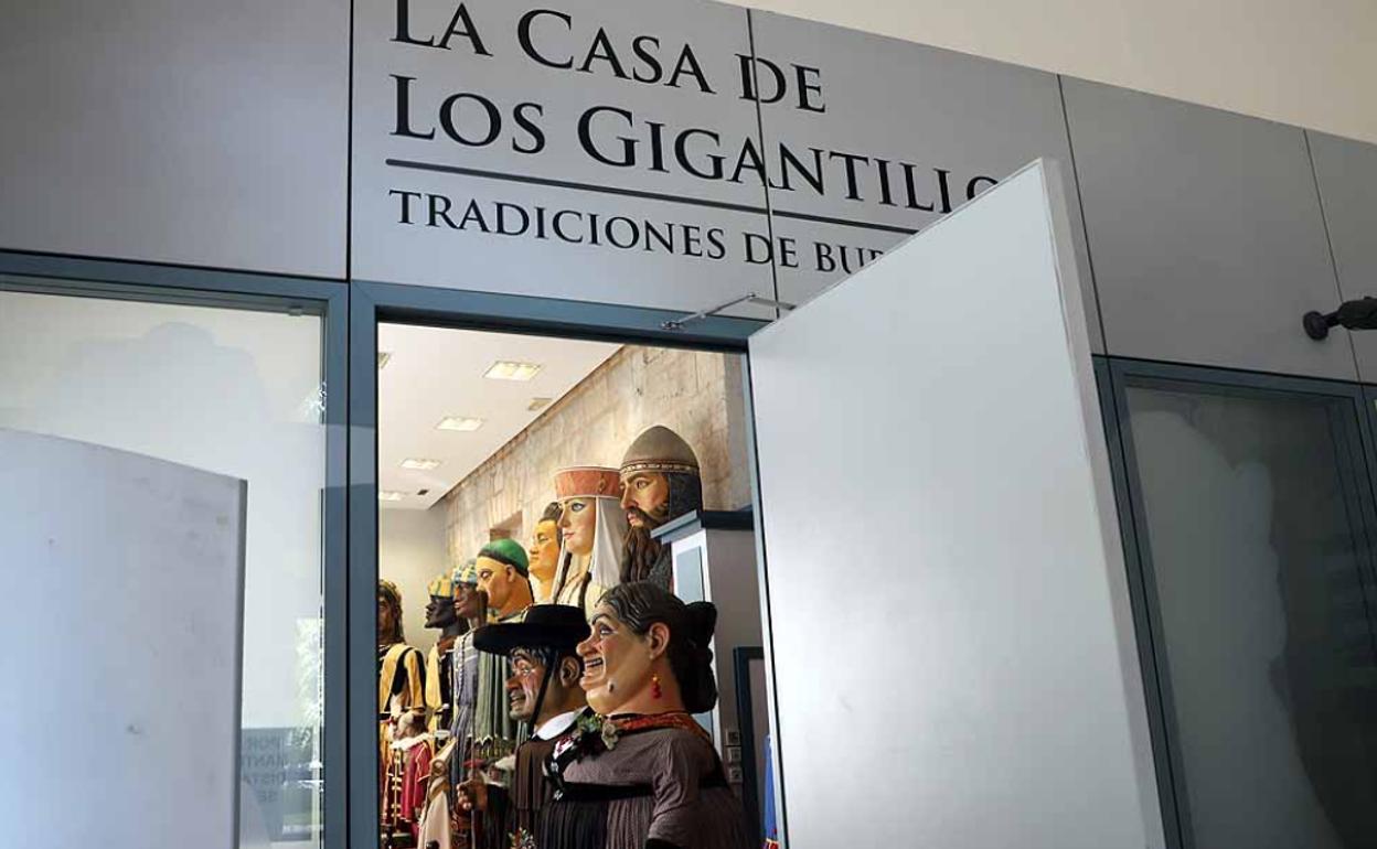 Acceso a La Casa de los Gigantillos. 