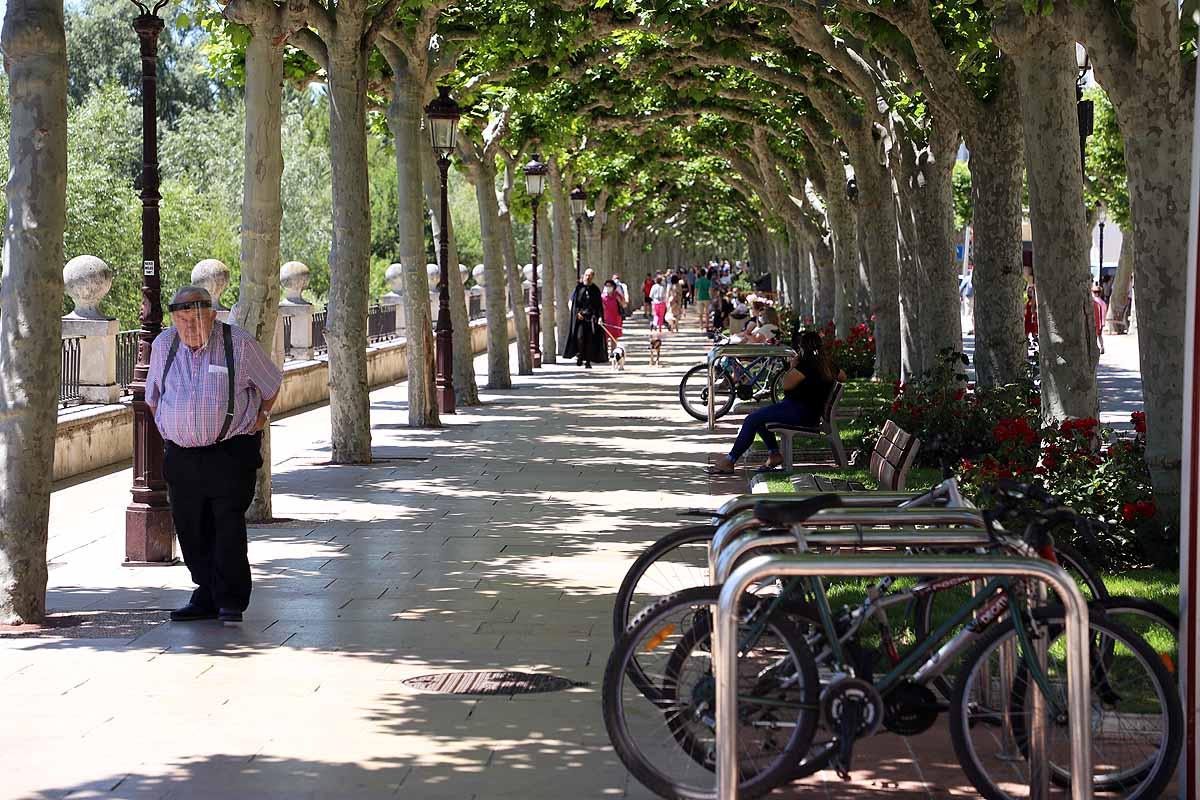 El estado de alarma queda atrás y llega la nueva normalidad con el calor | Los burgaleses han salido a la calle como un domingo más pero sin faltar las mascarillas | También han sido habituales las maletas, muchos han optado por acudir a ver a sus seres queridos que viven en otras provincias.