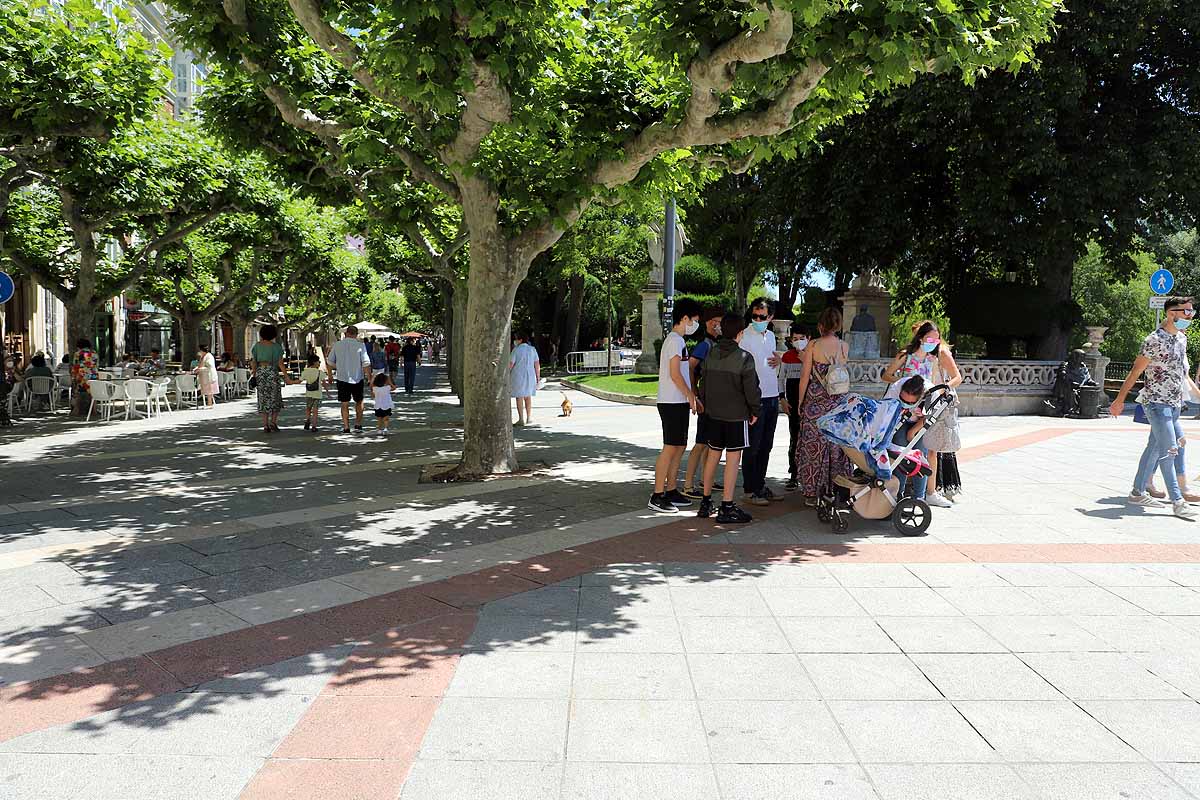 El estado de alarma queda atrás y llega la nueva normalidad con el calor | Los burgaleses han salido a la calle como un domingo más pero sin faltar las mascarillas | También han sido habituales las maletas, muchos han optado por acudir a ver a sus seres queridos que viven en otras provincias.