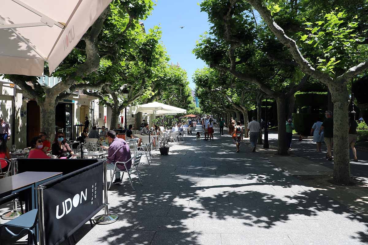 El estado de alarma queda atrás y llega la nueva normalidad con el calor | Los burgaleses han salido a la calle como un domingo más pero sin faltar las mascarillas | También han sido habituales las maletas, muchos han optado por acudir a ver a sus seres queridos que viven en otras provincias.