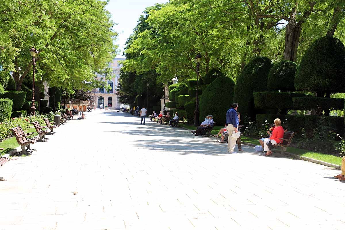 El estado de alarma queda atrás y llega la nueva normalidad con el calor | Los burgaleses han salido a la calle como un domingo más pero sin faltar las mascarillas | También han sido habituales las maletas, muchos han optado por acudir a ver a sus seres queridos que viven en otras provincias.