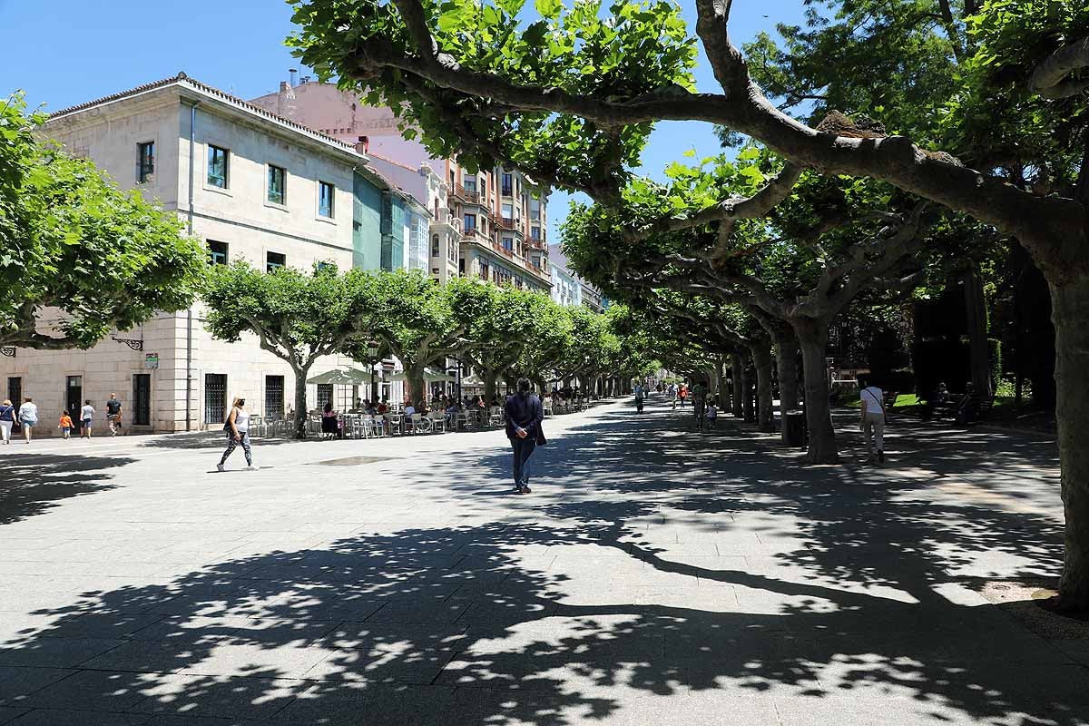 El estado de alarma queda atrás y llega la nueva normalidad con el calor | Los burgaleses han salido a la calle como un domingo más pero sin faltar las mascarillas | También han sido habituales las maletas, muchos han optado por acudir a ver a sus seres queridos que viven en otras provincias.