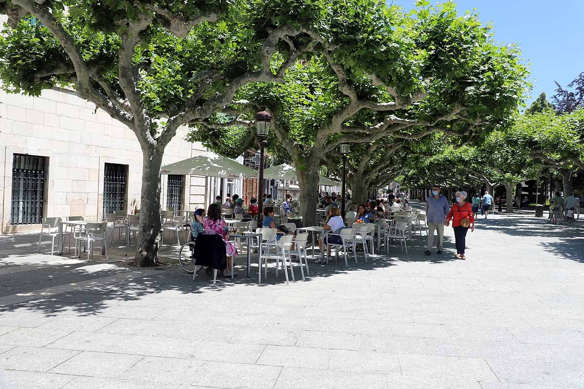 El estado de alarma queda atrás y llega la nueva normalidad con el calor | Los burgaleses han salido a la calle como un domingo más pero sin faltar las mascarillas | También han sido habituales las maletas, muchos han optado por acudir a ver a sus seres queridos que viven en otras provincias.