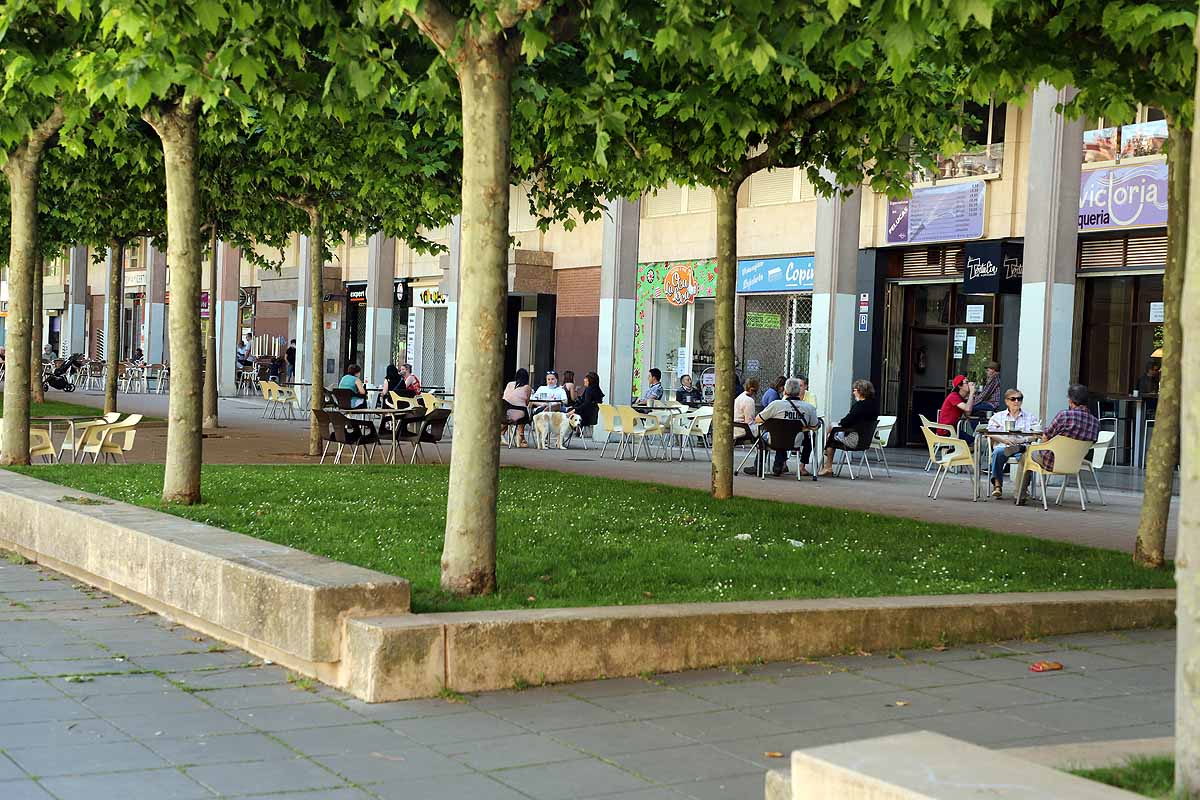 El estado de alarma queda atrás y llega la nueva normalidad con el calor | Los burgaleses han salido a la calle como un domingo más pero sin faltar las mascarillas | También han sido habituales las maletas, muchos han optado por acudir a ver a sus seres queridos que viven en otras provincias.