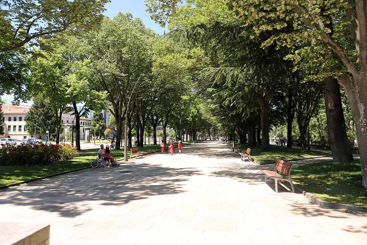 El estado de alarma queda atrás y llega la nueva normalidad con el calor | Los burgaleses han salido a la calle como un domingo más pero sin faltar las mascarillas | También han sido habituales las maletas, muchos han optado por acudir a ver a sus seres queridos que viven en otras provincias.