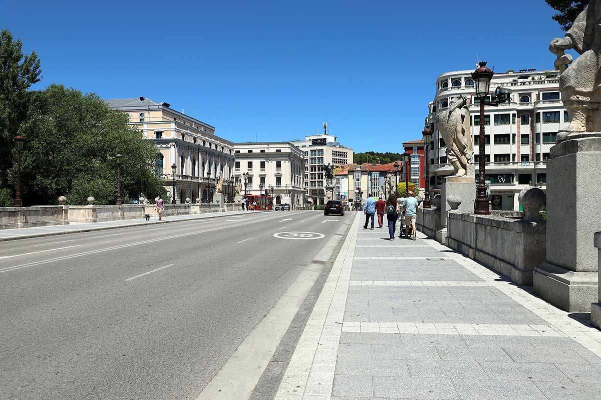 El estado de alarma queda atrás y llega la nueva normalidad con el calor | Los burgaleses han salido a la calle como un domingo más pero sin faltar las mascarillas | También han sido habituales las maletas, muchos han optado por acudir a ver a sus seres queridos que viven en otras provincias.