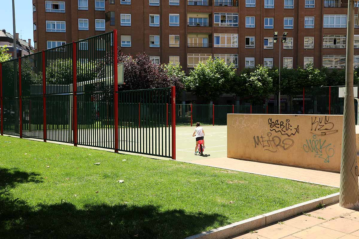 El calor de la mañana ha aplazado los juegos a la tarde pero la vida va regresando a los espacios públicos tras el confinamiento instaurado para frenar la covid-19.