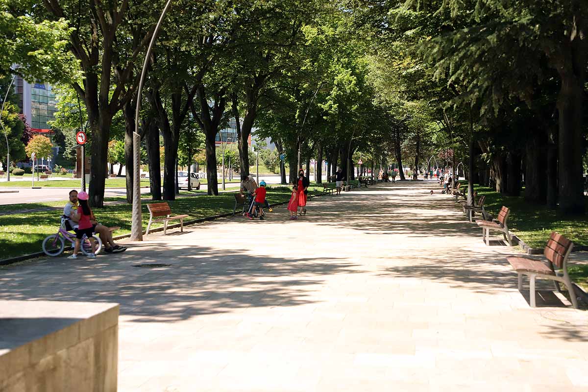 El calor de la mañana ha aplazado los juegos a la tarde pero la vida va regresando a los espacios públicos tras el confinamiento instaurado para frenar la covid-19.