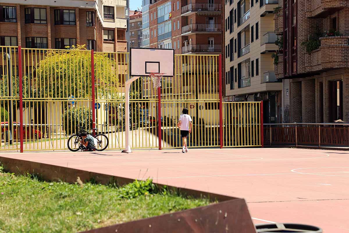 El calor de la mañana ha aplazado los juegos a la tarde pero la vida va regresando a los espacios públicos tras el confinamiento instaurado para frenar la covid-19.