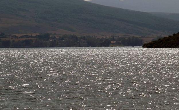 Rescatan a un joven desaparecido cuando hacia kite surf en el pantano del Ebro