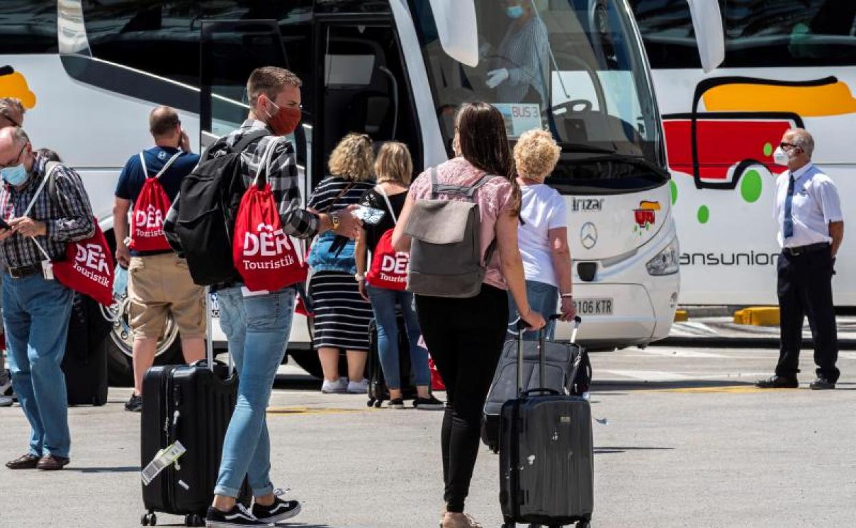 Vista de la llegada de los turistas en el Aeropuerto de Palma de Mallorca.