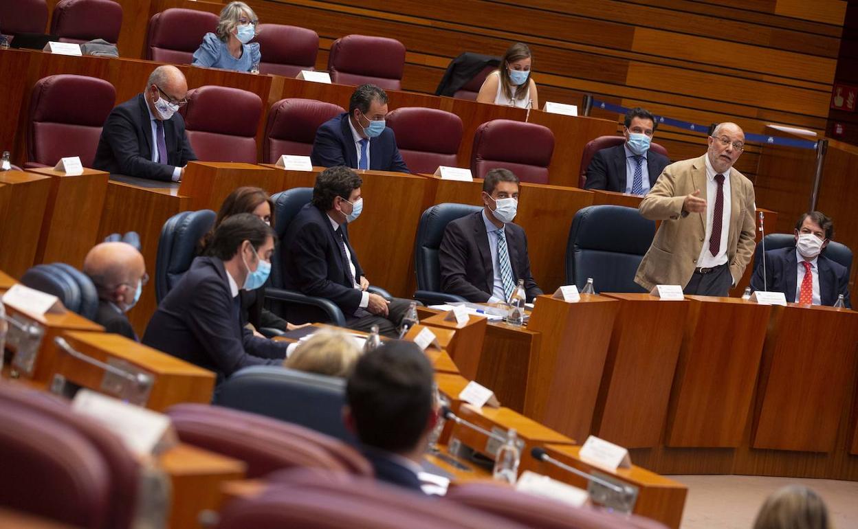 El vicepresidente interviene en el pleno de las Cortes de Castilla y León.