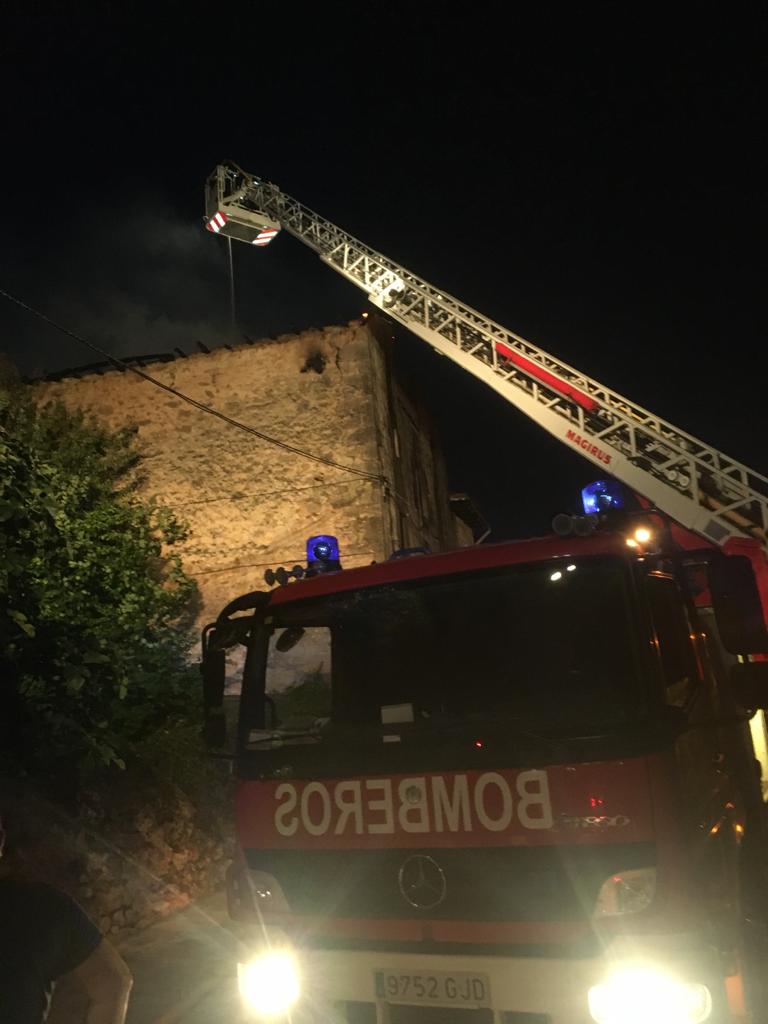 Fotos: El fuego arrasa una casa rural en Bozoo