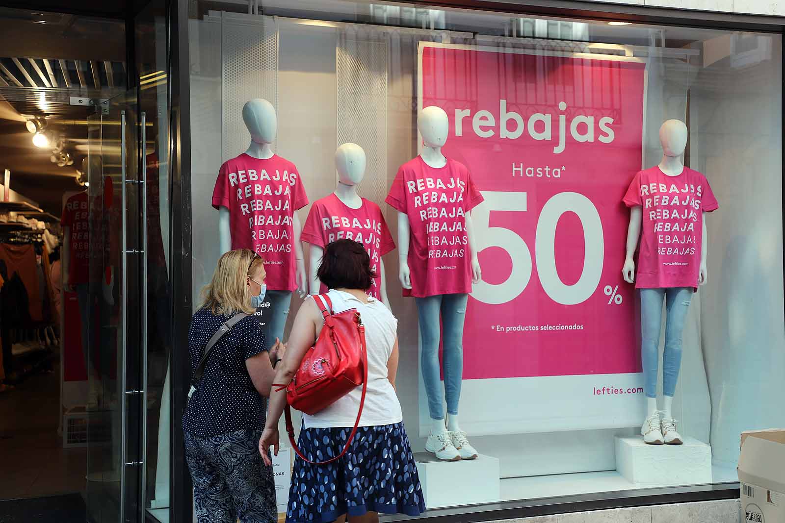 Fotos: Las rebajas se adelantan en las grandes cadenas textiles