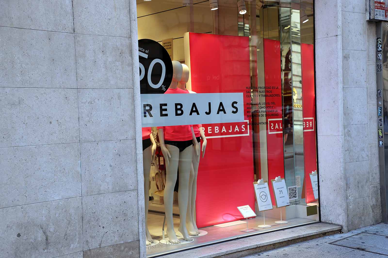 Fotos: Las rebajas se adelantan en las grandes cadenas textiles