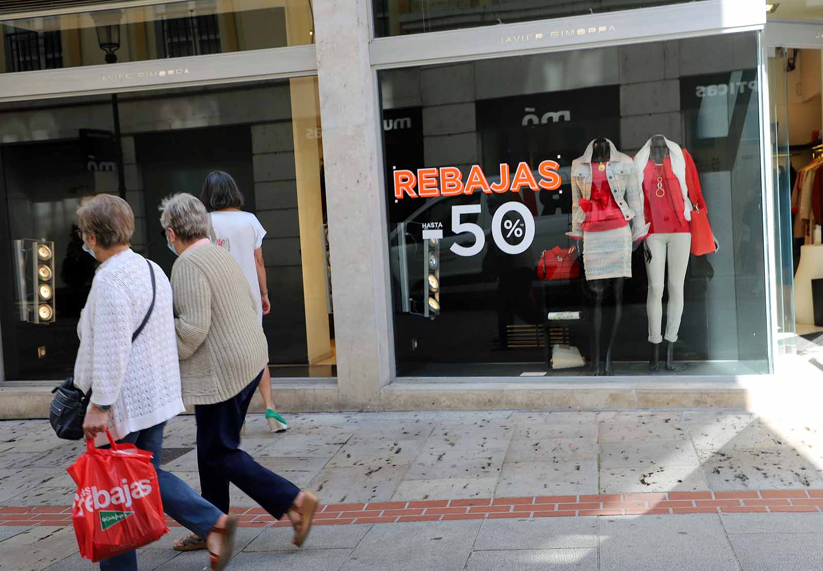 Fotos: Las rebajas se adelantan en las grandes cadenas textiles