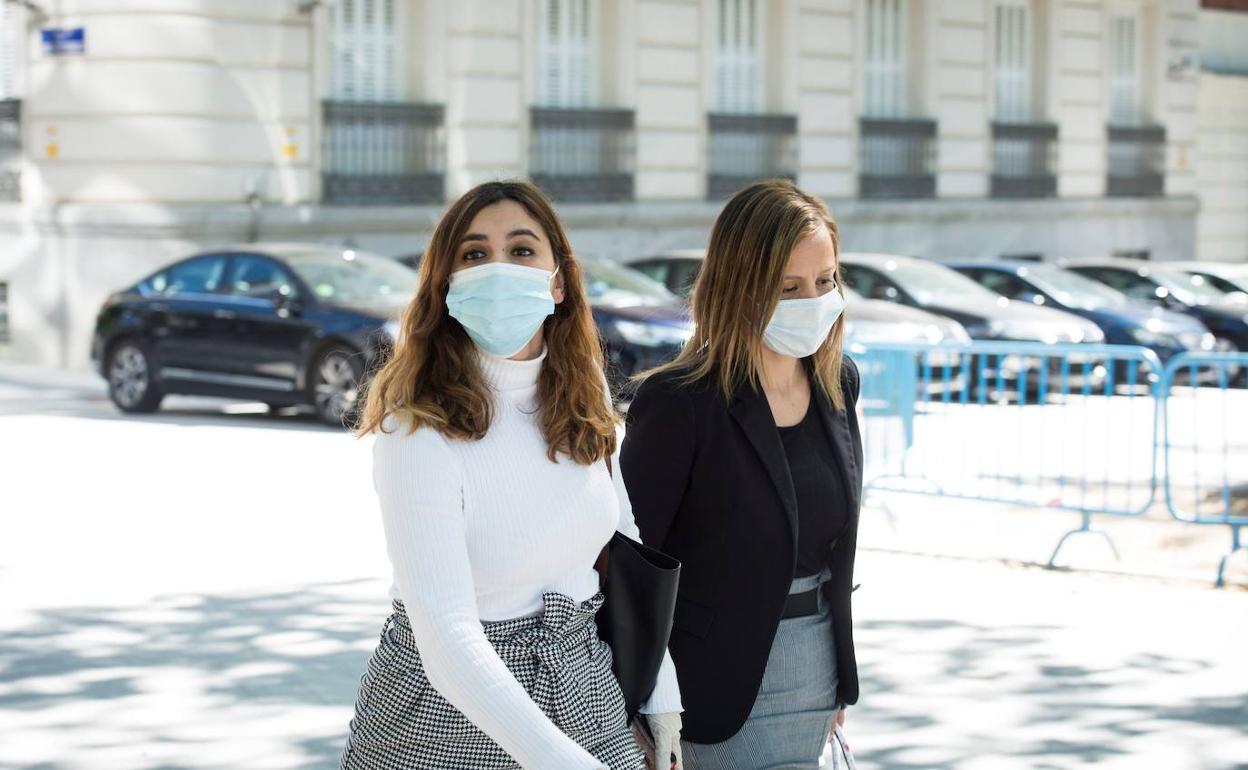 Dina Bousselham (i), a su llegada a la Audiencia Nacional el pasado mayo.