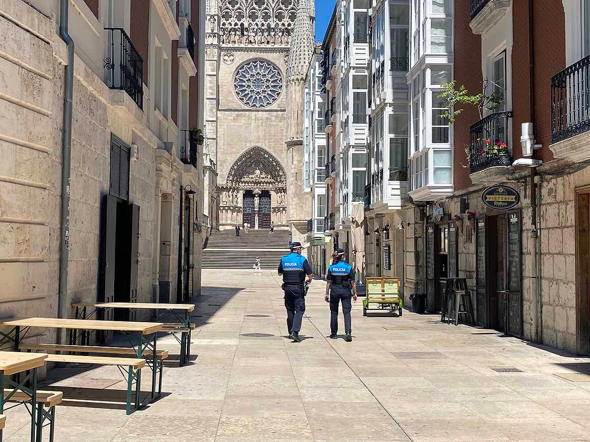 Imagen de la Policía Local patrullando por el centro de Burgos.