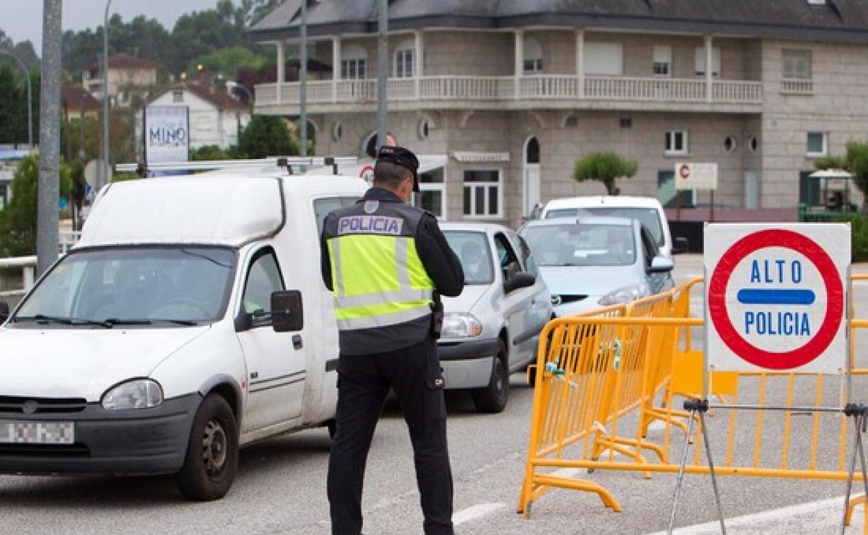 Miembros de la policía vigilan el paso en la frontera con Portugal 