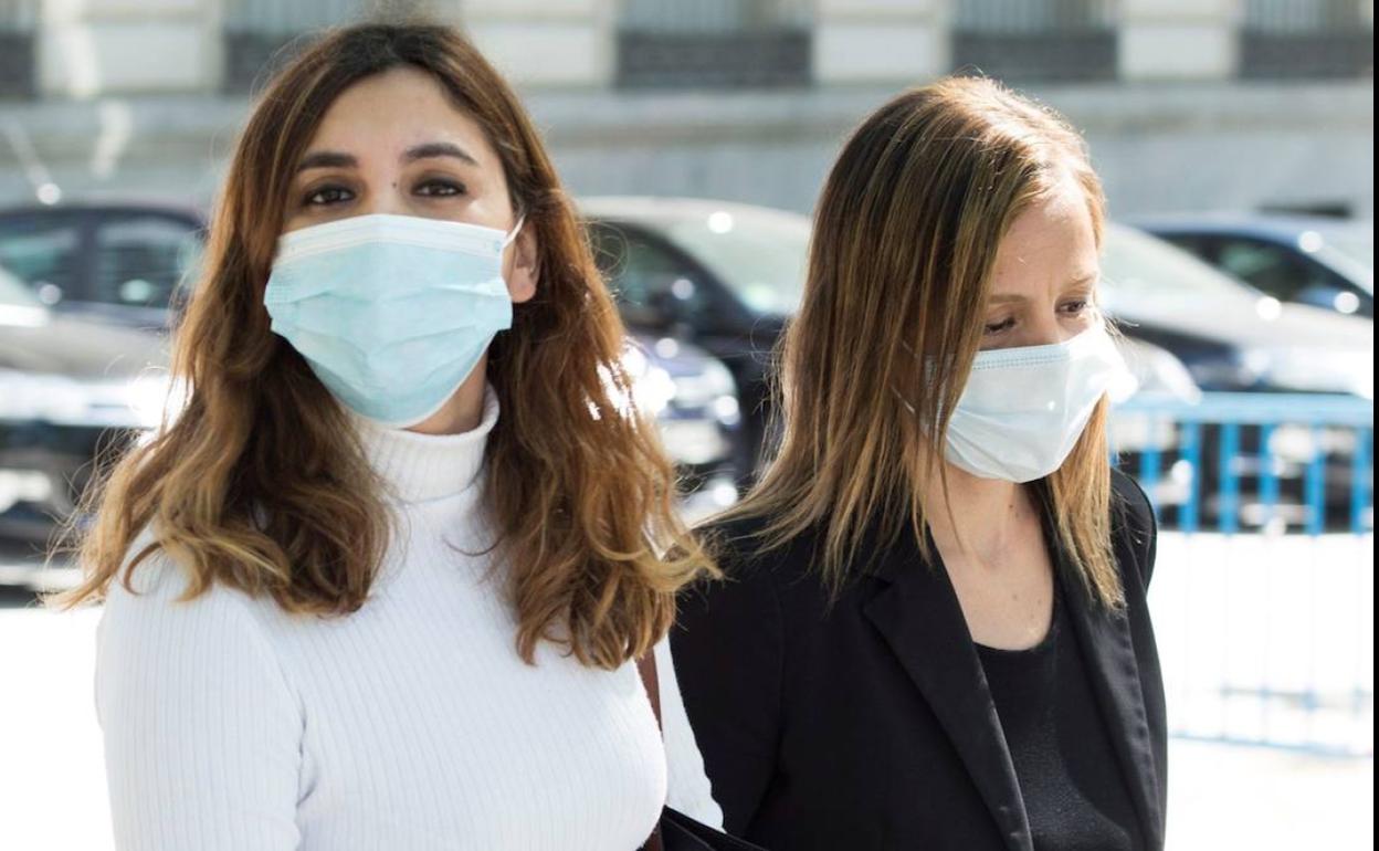 Dina Bousselham y la abogada Marta Flor a la entrada del juzgado.