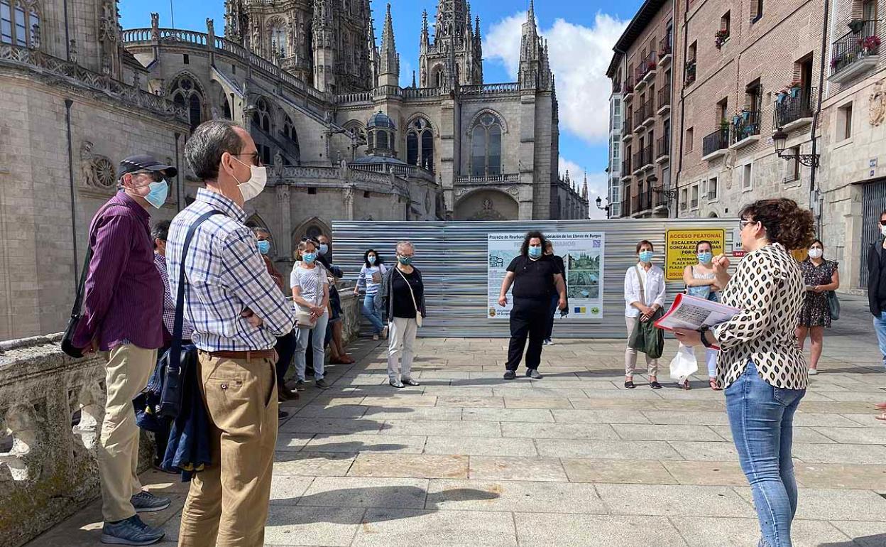 La arqueóloga Fabiola Monzón explica la historia de la zona a los visitantes.