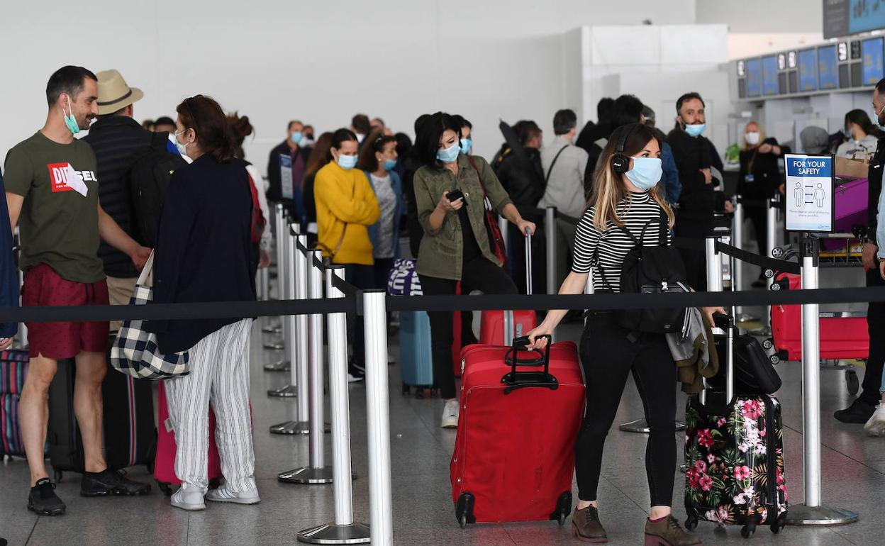 Colas de viajeros en el aeropuerto londinense de Stansted. 