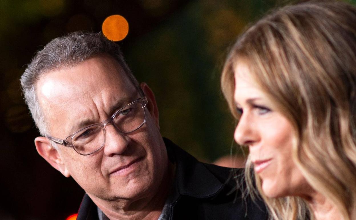 Tom Hanks y su esposa.