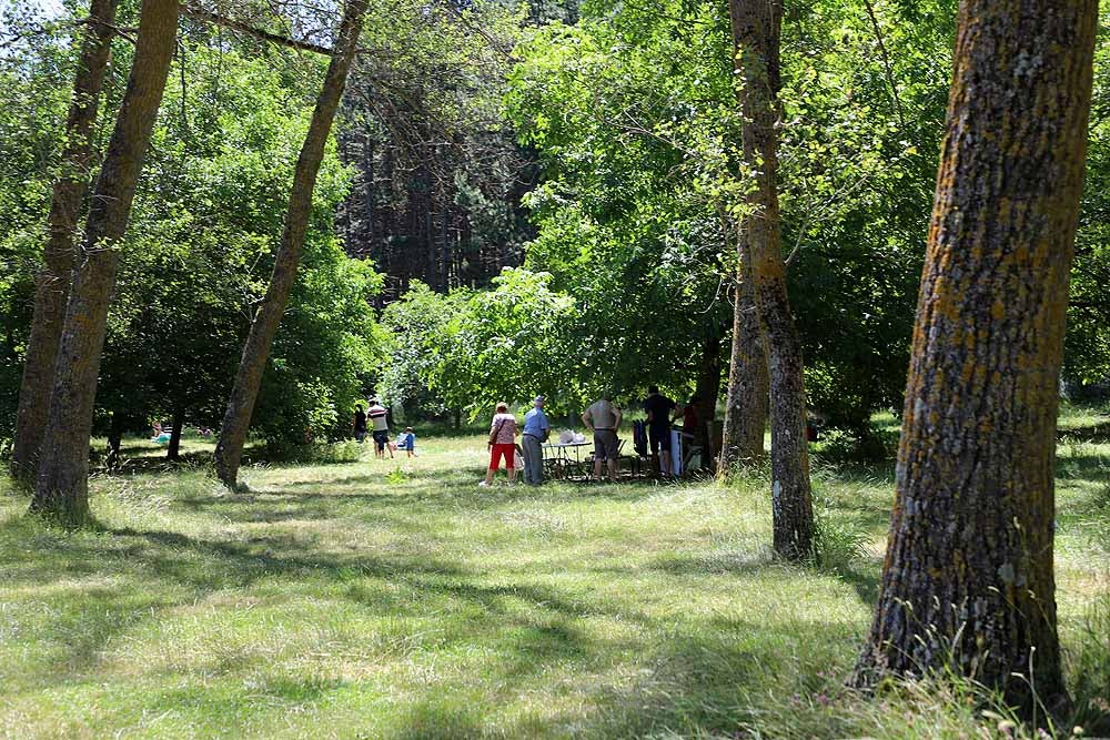 Fotos: Fuentes Blancas, como un domingo de verano cualquier el día del Burgalés Ausente