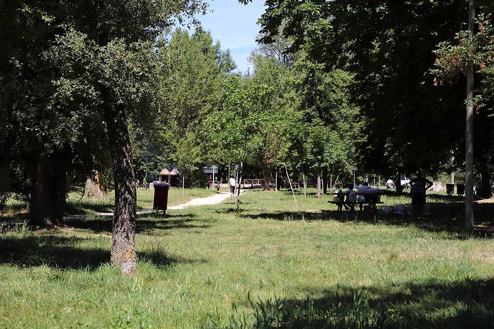 Fotos: Fuentes Blancas, como un domingo de verano cualquier el día del Burgalés Ausente