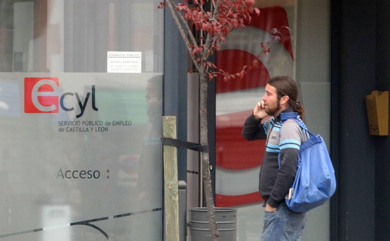 Un hombre camina por delante de las oficinas del Ecyl en Segovia. 