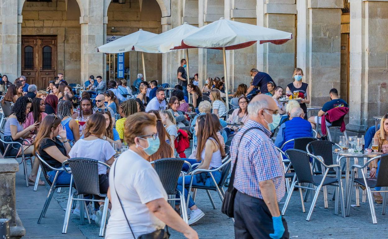 Una terraza llena de gente. 